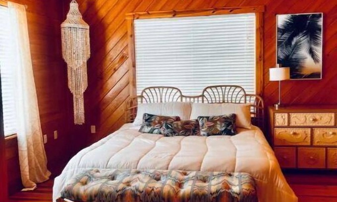 Valona House | Spacious Southern Coastal OASIS on 1.5 property with kayaks, bikes, BBQ!