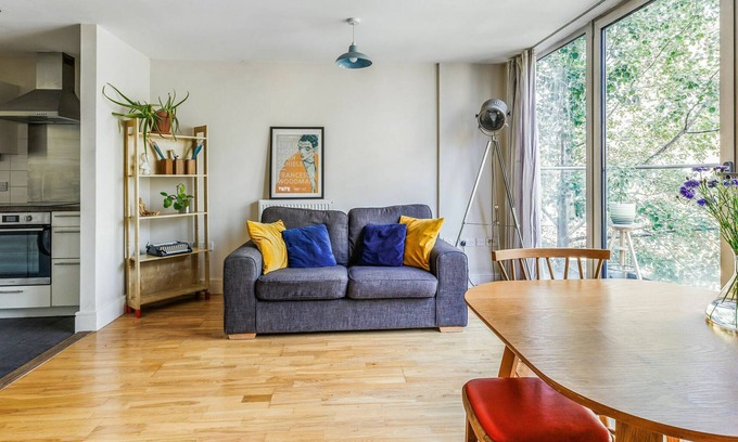 Greenwich Apartment | Spacious Split-Level Apartment with Sunny Balcony