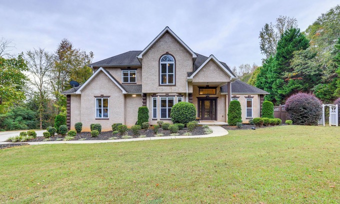 Stockbridge House | Spacious Stockbridge Manor: Pool Table, 2 Kitchens