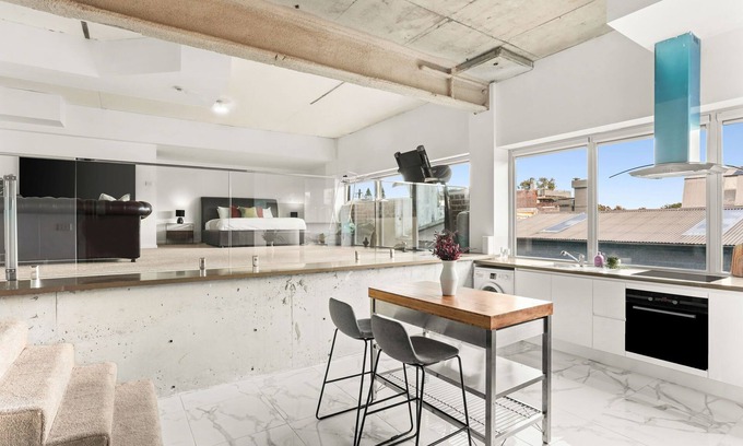 St Peters Apartment | Spacious Studio | CBD minutes to St Peters train