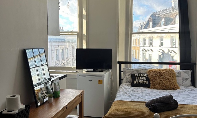 Dalston Apartment | Spacious Studio Flat in Dalston near Shoreditch. Pet-friendly!