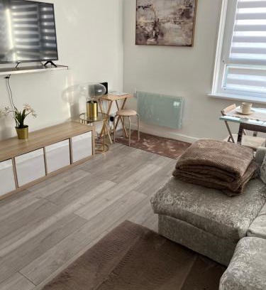 Waddon Apartment | Spacious stylish apartment Croydon