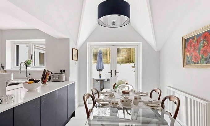 Winchcombe House | Spacious & Stylish Design-Fire-2-Parking Spaces