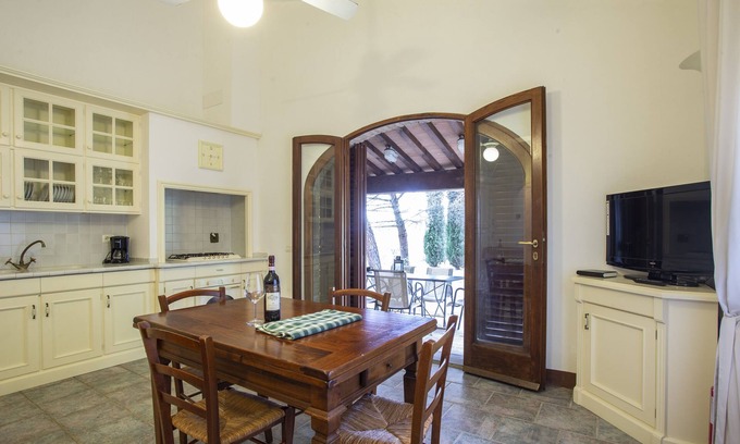 Montespertoli Apartment | Spacious three-room apartment agriturismo Tenuta Moriano with pool, garden view