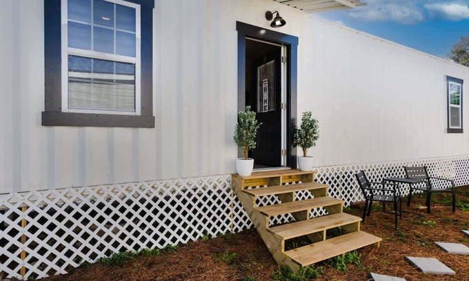 Browns Mill Park Apartment | Spacious Tiny Home By Airport-Free Prkng-Fast WiFi