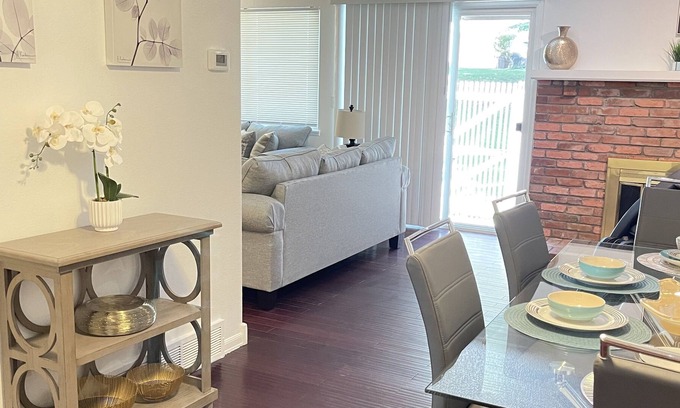 Dam East - West House | *Spacious Townhome* 5 min to light rail & shops