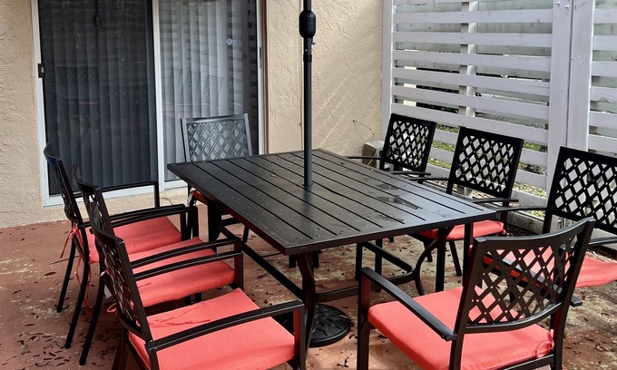 The Hammocks House | Spacious townhouse for big parties, great location