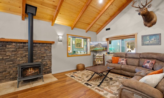 Coram Cabin | Spacious, Updated Lodge-Minutes to Glacier Park!