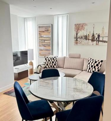 Bracknell Apartment | Spacious Urban Gem Apartment with parking