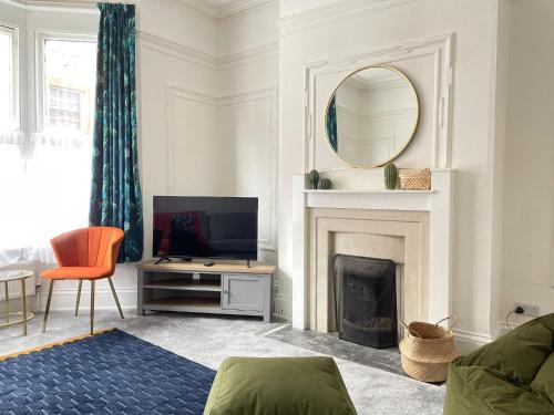 Leicester City Centre House | Spacious Victorian for 10 across Royal Infirmary with FREE PARKING