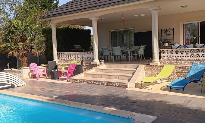 Fragnes-la-Loyere Villa | Spacious villa with canal-side pool