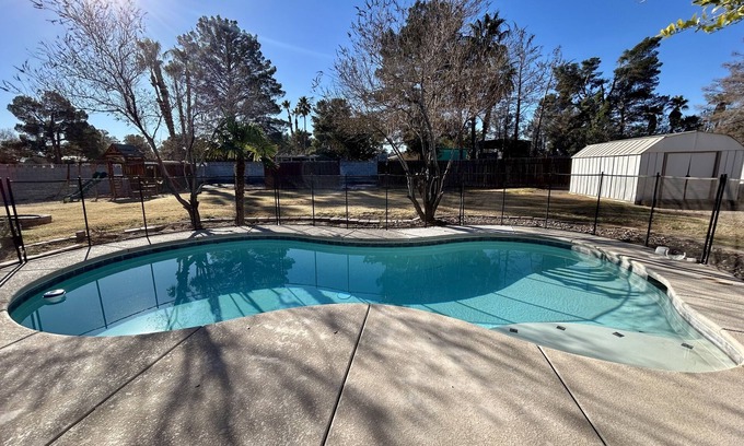 Las Vegas House | Spacious w/pool, Volleyball, & more! 12 guests
