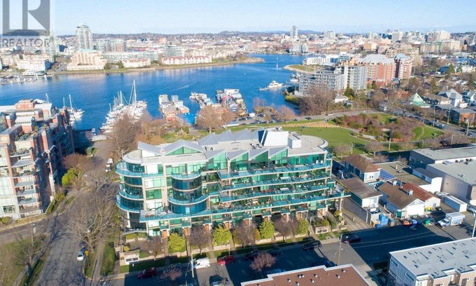 James Bay House | Spacious Walk-out Townhome steps to Fisherman's Wharf & Ocean, 2 Bed + Office!