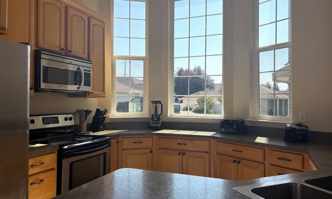 College Place House | Spacious with 5 beds, games, gourmet kitchen close to downtown,By Oasis Escapes,