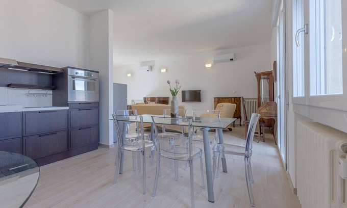 Santo Stefano Apartment | Spacious x5 Apartment with two balconies!