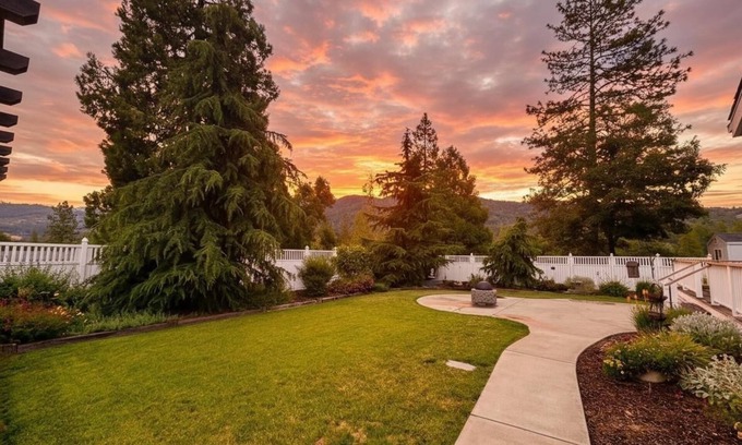 Oakhurst House | Spacious Yosemite Lodge –Arcades + EV Charger + 3B2B + Private 1 Acre +Game Room