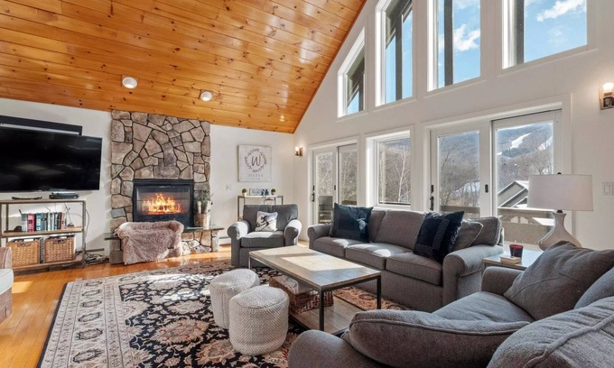 Lincoln Condo | Sparkling and spacious 5 bed with mountain views - Ski shuttle right outside!