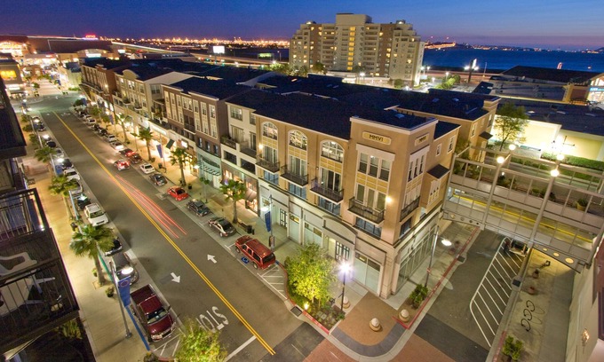 Emeryville Apartment | Sparkling Clean | Secure Access | Rooftop Pool
