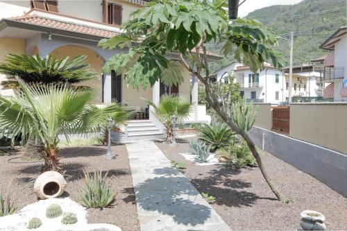 Massa Apartment | Spazioso appartamento con Giardino a Parcheggio Gratuito