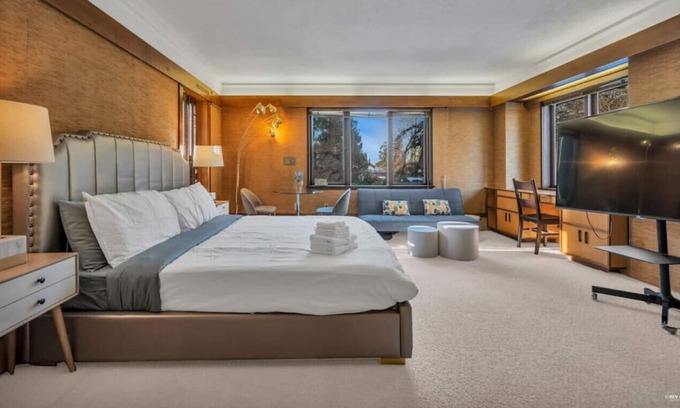 Oakridge House | Specious Tudor-style mansion
