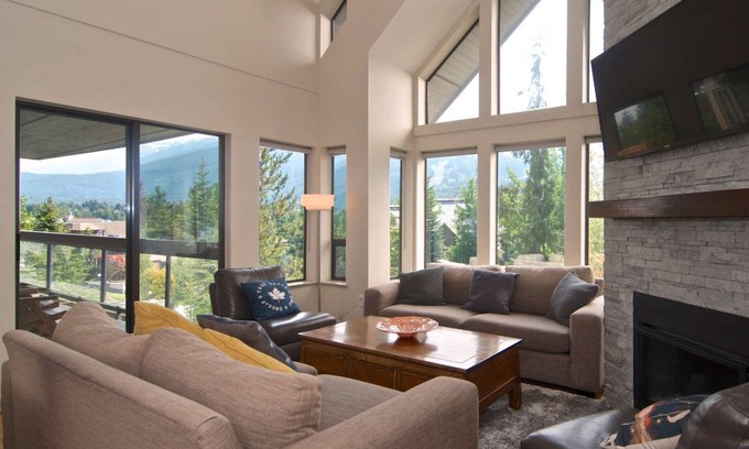 Blueberry Hill Condo | Spectacular 3 bed/2 bath Penthouse with Mtn Views