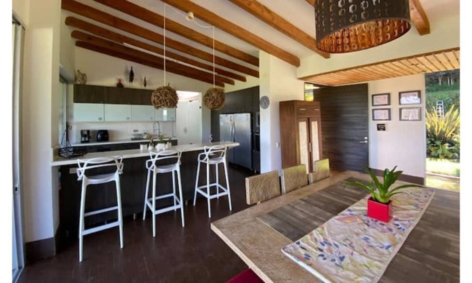 Rionegro Villa | Spectacular farmhouse in Llanogrande : Zaragoza