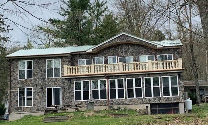 Greentown House | Spectacular Lake Front House
