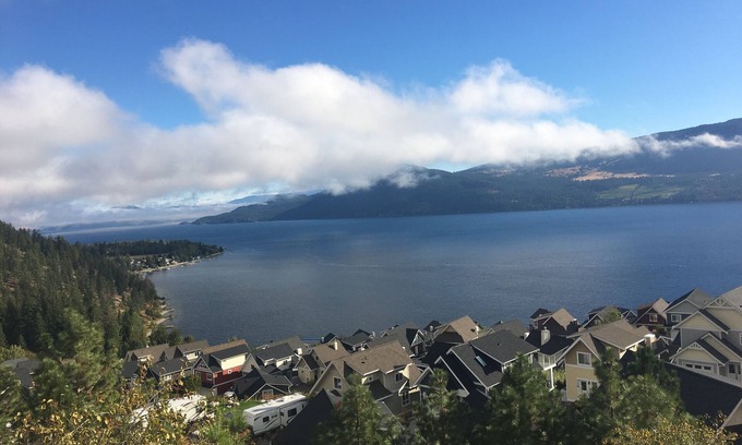 Central Okanagan House | Spectacular Lakeview home at La Casa Cottages located on Lake Okanagan