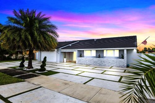 Westchester Villa | Spectacular Miami 12 mil to Downtown 5Bedrooms Game Room Heated Pool