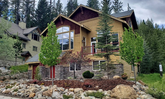 East Kootenay House | Spectacular mountain home!