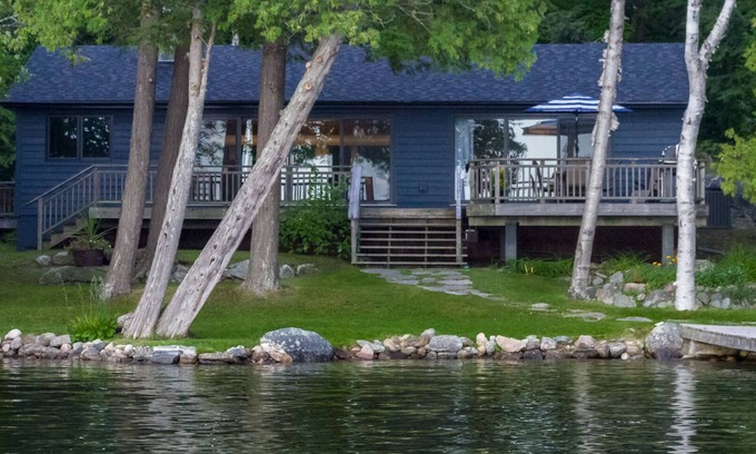 Minett Cottage | Spectacular Muskoka fall colours. Luxury cottage. Flat property, SW exposure.