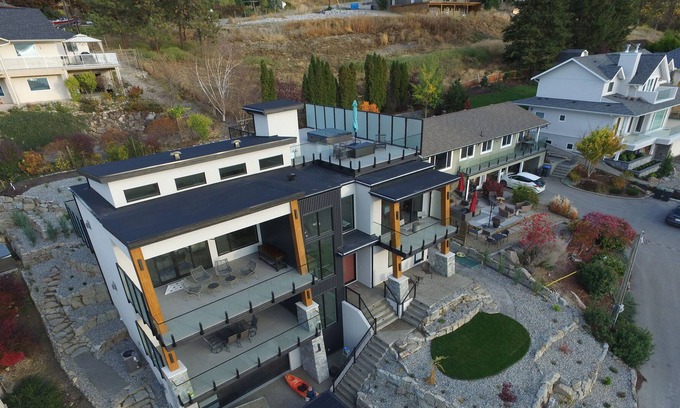 Central Okanagan House | Spectacular new home overlooking Lake Okanagan in the heart of wine country.