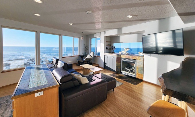 Yachats House | Spectacular Ocean Views! Hot Tub! Walk to Everywhere in Yachats!
