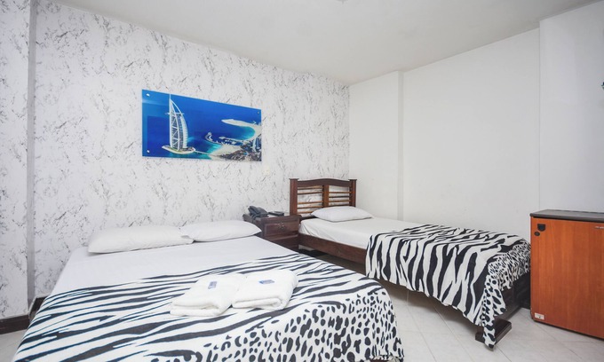 Estadio Hotel | Spectacular triple room with air, wifi and hot water in Laureles-Estadio-Medellin