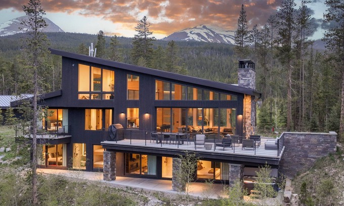 Blue River House | Spectacular Views, Close to town, Mountain Modern elegance and entertaining!
