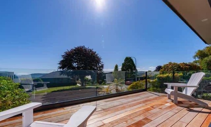 Waipahihi House | Spectacular Views - Walk to Lake