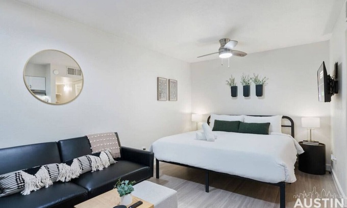 Hyde Park Apartment | Speedway #104 xxxxxx