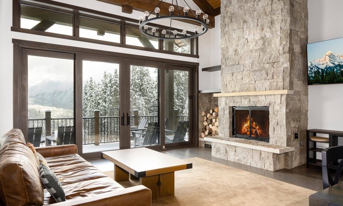 Spanish Peaks House | Spend Holidays in Big Sky! Spanish Peaks Home with Sweeping Views and Hot Tub!