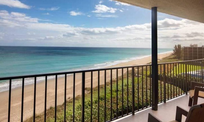 Hutchinson Island South Resort | Spend New Years on the Beach 12/28/2024 - 01/04/2025