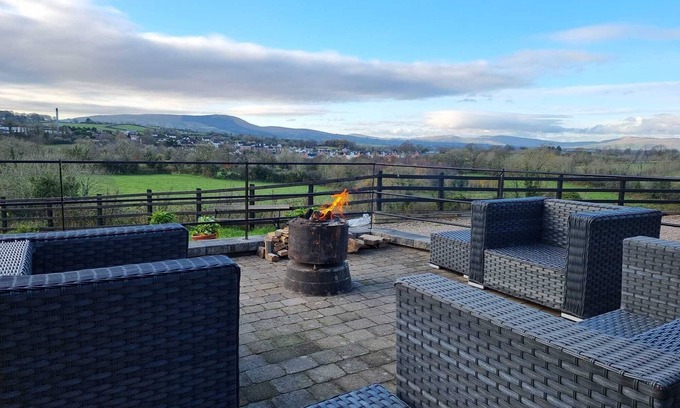 Magherafelt House | Sperrinview House - Lovely Retreat Sleeps 8