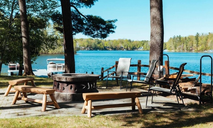 Mayfield Condo | Spider Lakefront Balcony| Pontoon Rentals| Bonfire