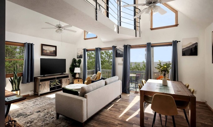 Romney Cabin | Splendid Mountaintop Cabin Retreat near South Branch Potomac River in West Virginia