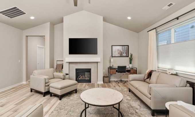 Hillsboro House | Splendid Single Level Home, Private Patio & Fire-Table, Shared Pool, Hot Tub, Gym Walk 2 Golf Course