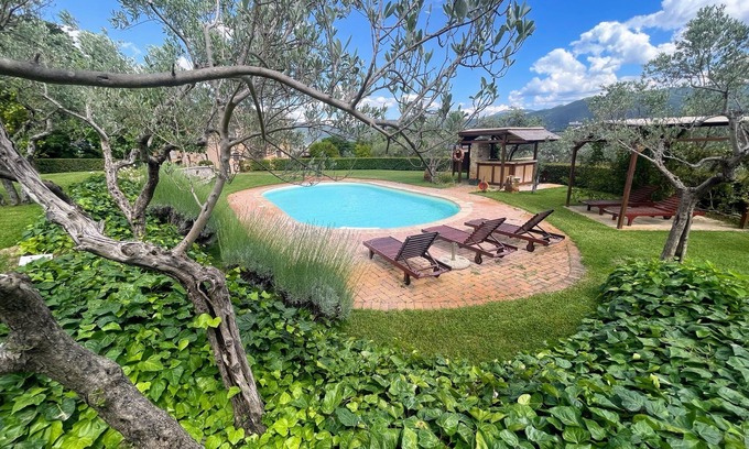 San Brizio Villa | Spoleto Tranquilita. Slps 20. Wifi. Pool. Yoga Studio. Gardens. Fantastic Views.