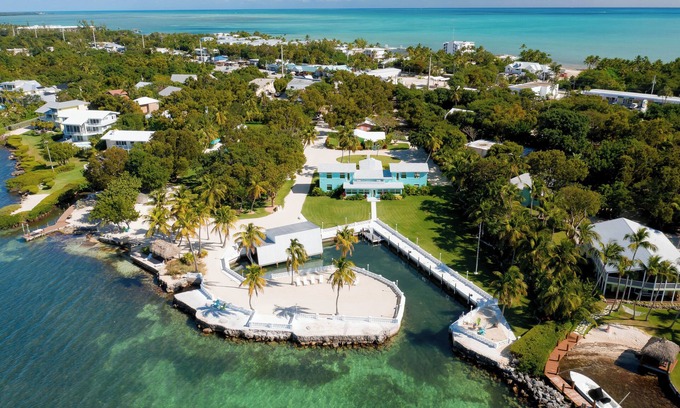Islamorada House | Sprawling Bayfront Estate in Heart of Islamorada with Dockage, Beach, Pool, Kayaks, Bikes and More!