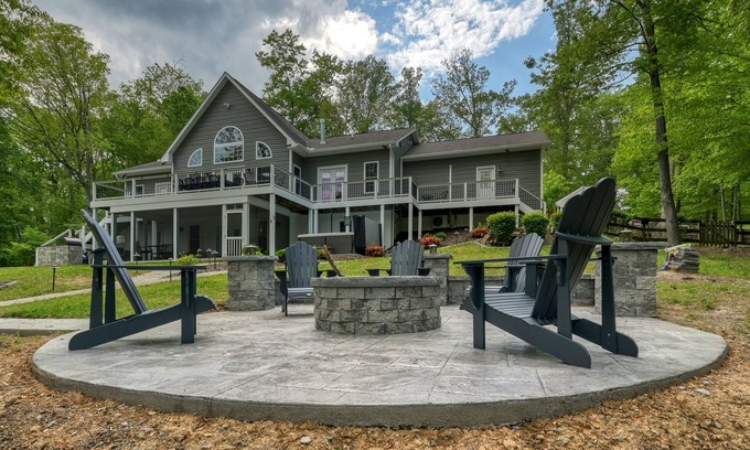 Morgan II House | Sprawling waterfront home with a boat launch, kayaks, game room, and hot tub