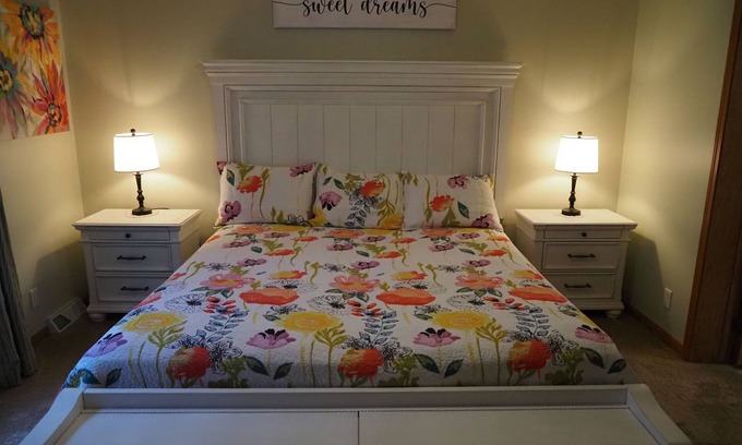 Thompsonville House | SPRING BREAK SPECIAL - 1 Mile from beautiful Crystal Mountain