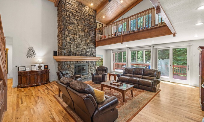 McCall House | Spring Mountain Manor - Amazing 7bd family gathering place in quiet wooded neighborhood