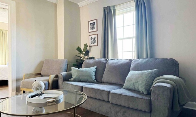 Evansville Apartment | Spring Street Suites A/Stylish 3BD/1BA Apt