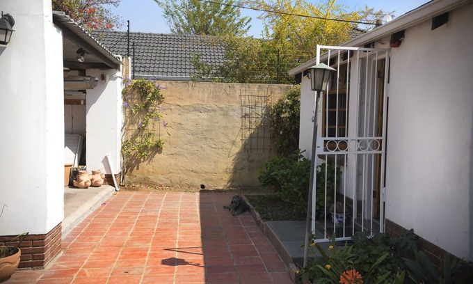 Greater Johannesburg Metropolitan Area Apartment | Springbank Guest Suite is adjoining the main house. Situated in Craighall Park.